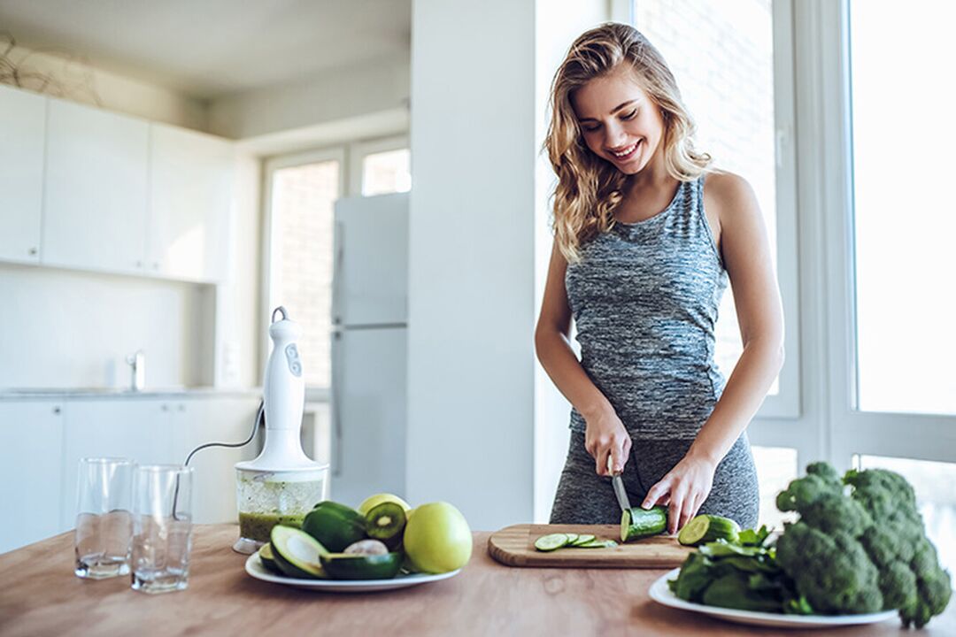 Das Mädchen bereitet eine gesunde Ernährung vor, nachdem es die tägliche Kalorienaufnahme berechnet hat. 