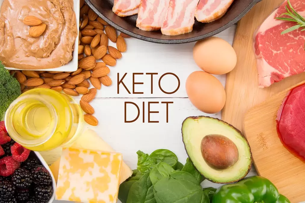 Die ketogene Diät erhöht den Anteil fetthaltiger Nahrungsmittel in der Ernährung und minimiert kohlenhydrathaltige Gerichte